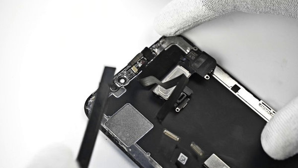 Odstranitev senzorja in modula zvočnika slušalke iz naprave