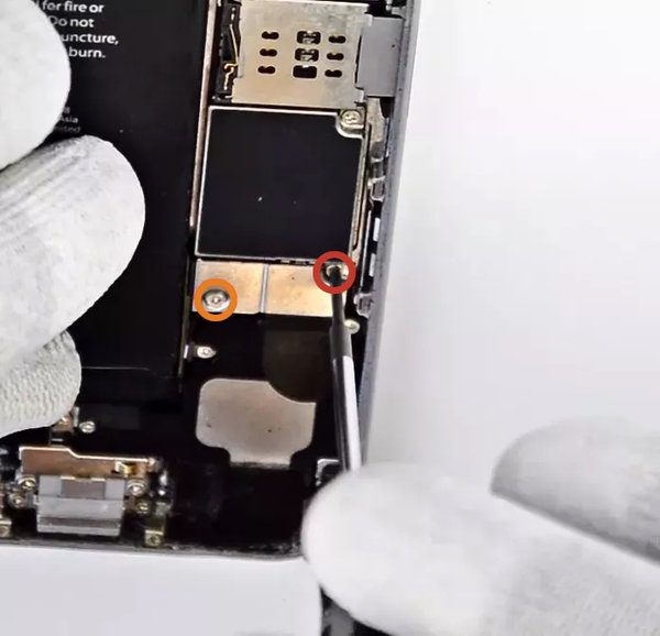 Odstranjevanje vijakov konzole akumulatorja