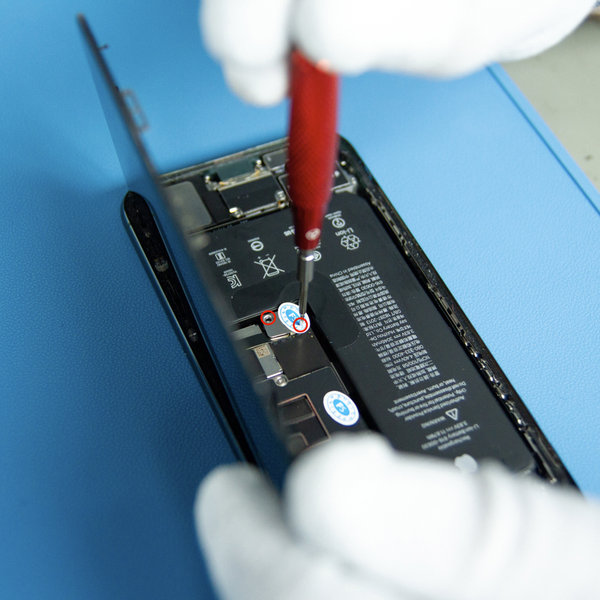 Odvijte pokrov priključka baterije