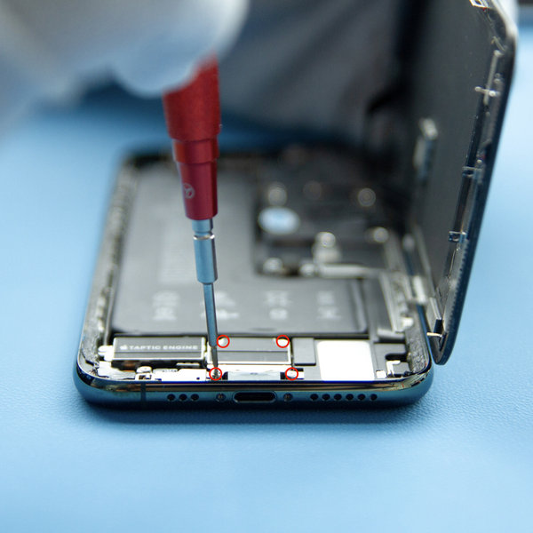 Odstranite spodnji pokrov priključka baterije