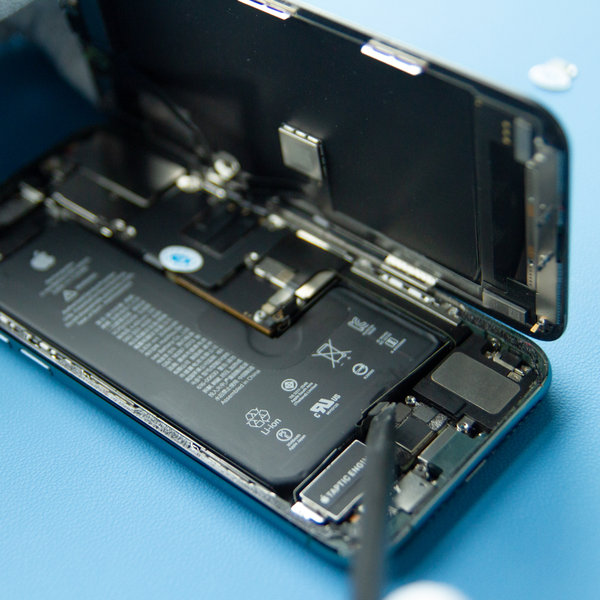 Odklopite spodnji priključek baterije