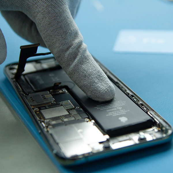 V iPhone vstavite novo baterijo