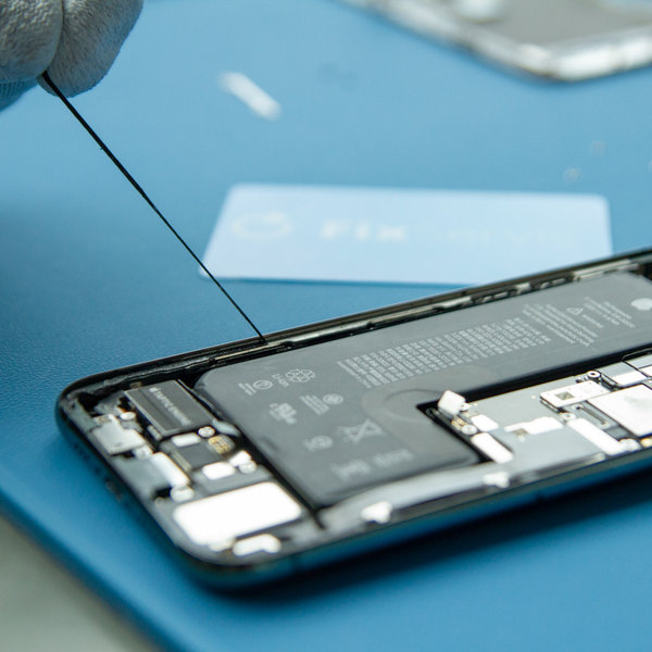 Odlepite staro lepilo okoli robov iPhona