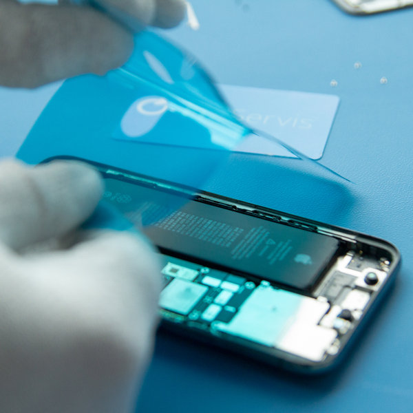 Prilepite novo lepilo okoli robov iPhona