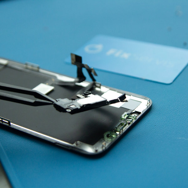 Odstranite sklop zvočnik + sprednji senzor