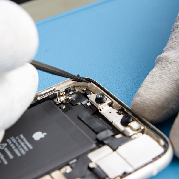 Odlepite staro lepilo okoli robov iPhona