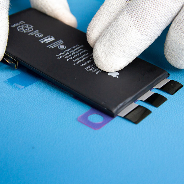 Na novo baterijo nalepite nov lepilni trak