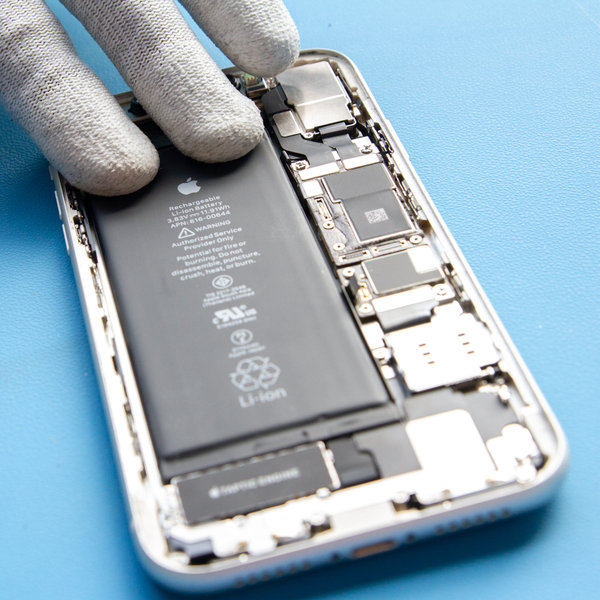 V iPhone vstavite novo baterijo