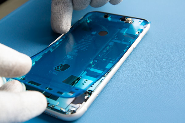 Prilepite novo lepilo okoli robov iPhona