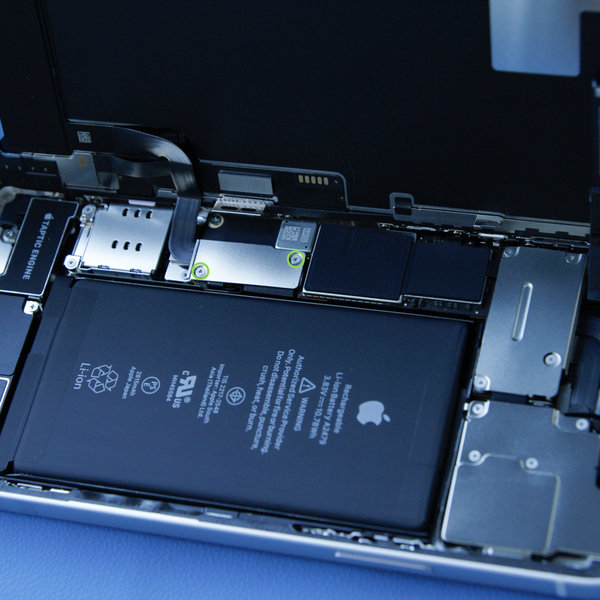 Odstranitev priključka baterije in pokrova zaslona