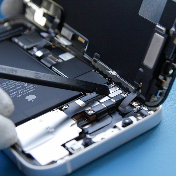 Odklopite konektor sprednjega senzorja