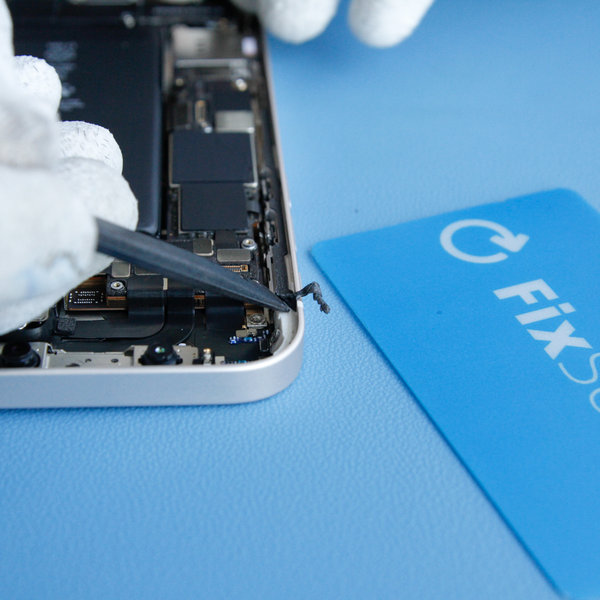 Odlepite staro lepilo okoli robov iPhona