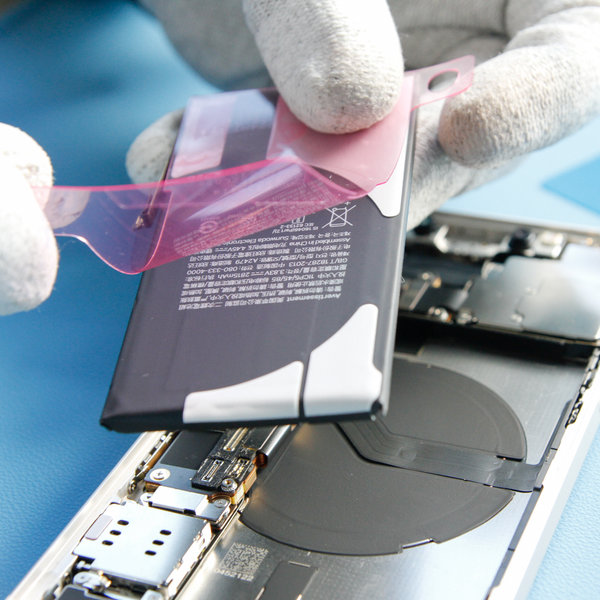 Na novo baterijo nalepite nov lepilni trak