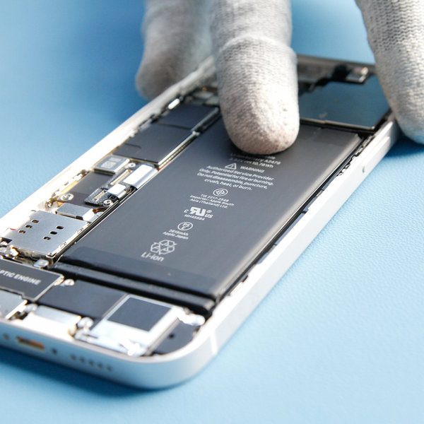 V iPhone vstavite novo baterijo