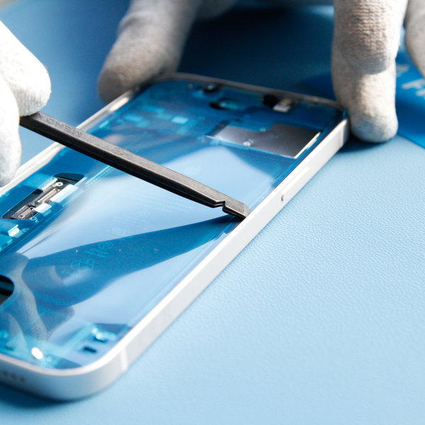 Prilepite novo lepilo okoli robov iPhona