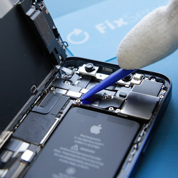 Odklopite konektor sprednjega senzorja