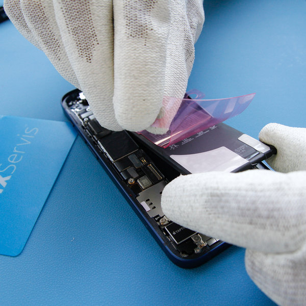 Na novo baterijo nalepite nov lepilni trak