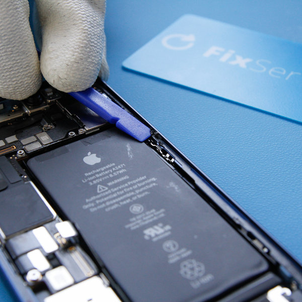 Odlepite staro lepilo okoli robov iPhona s sklopa zvočnikov