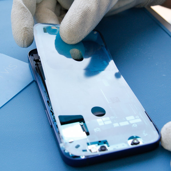 Prilepite novo lepilo okoli robov iPhona