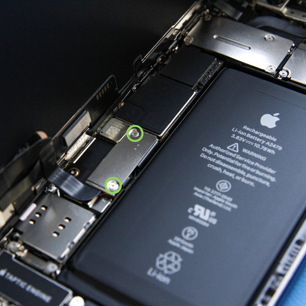 Odstranitev priključka baterije in pokrova zaslona