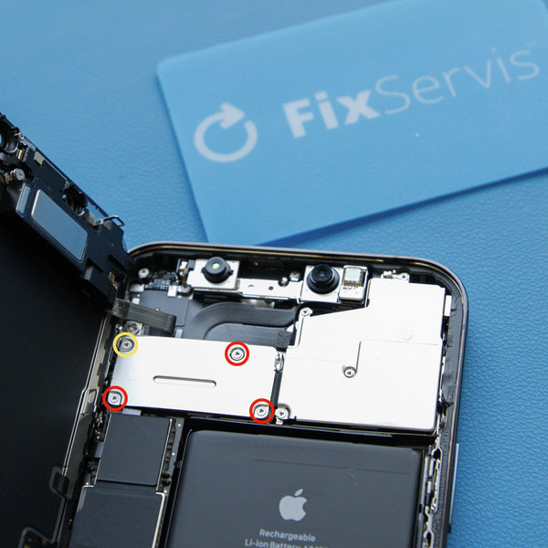 Odstranite pokrov priključka sprednjega senzorja