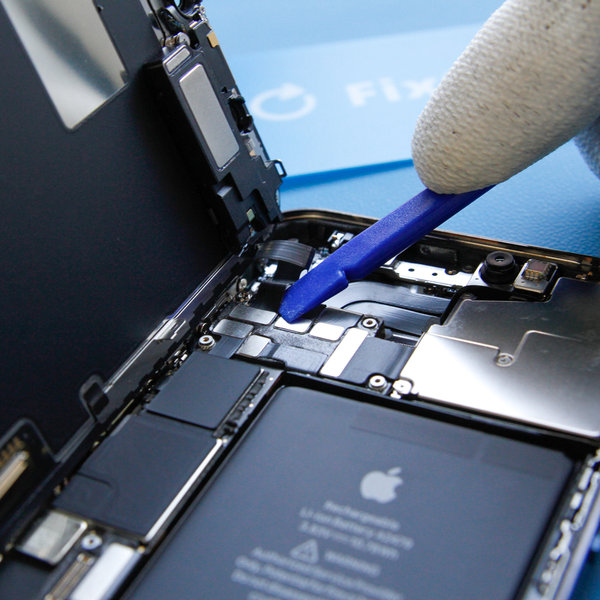 Odklopite konektor sprednjega senzorja