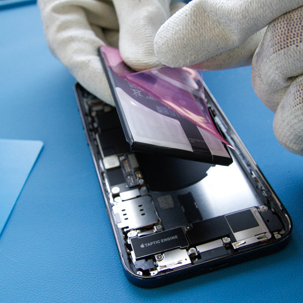 Na novo baterijo nalepite nov lepilni trak