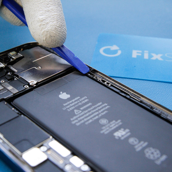 Odlepite staro lepilo okoli robov iPhona