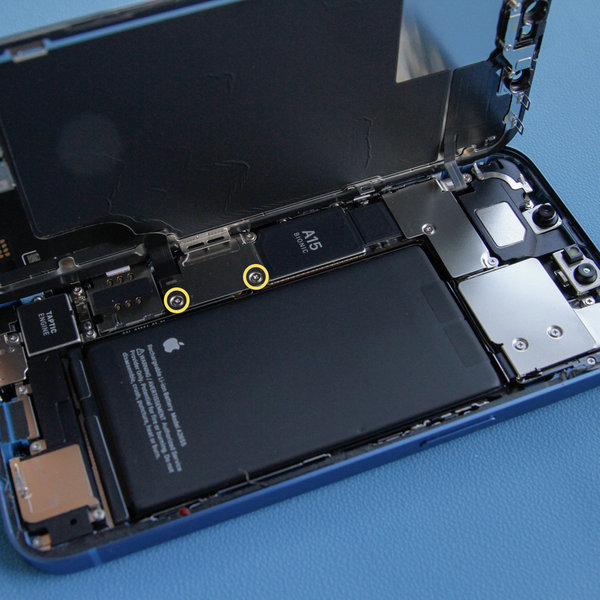 Odstranitev priključka baterije in pokrova zaslona