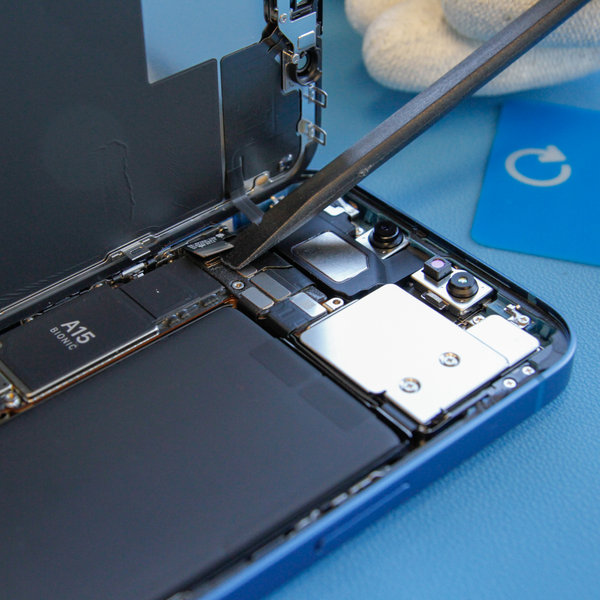 Odklopite konektor sprednjega senzorja