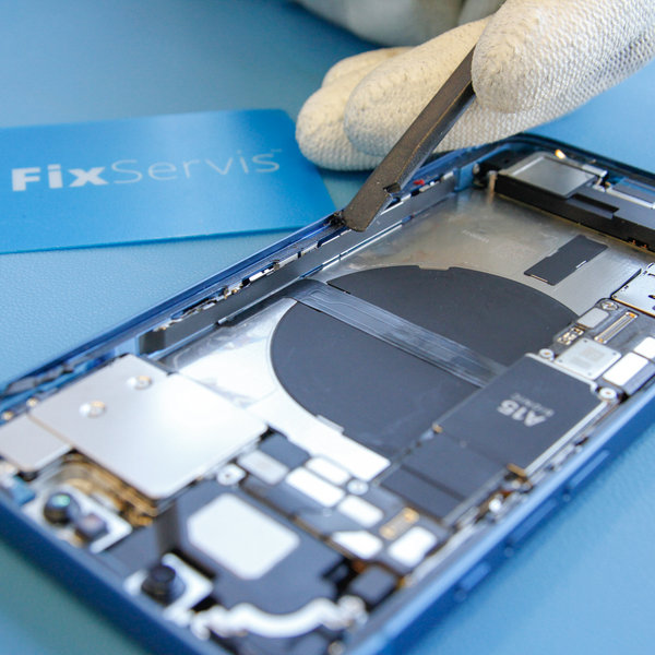 Odlepite staro lepilo okoli robov iPhona