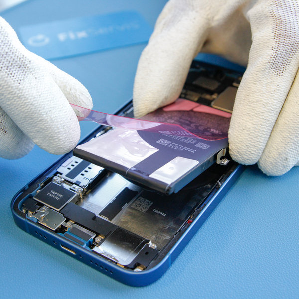 Na novo baterijo nalepite nov lepilni trak