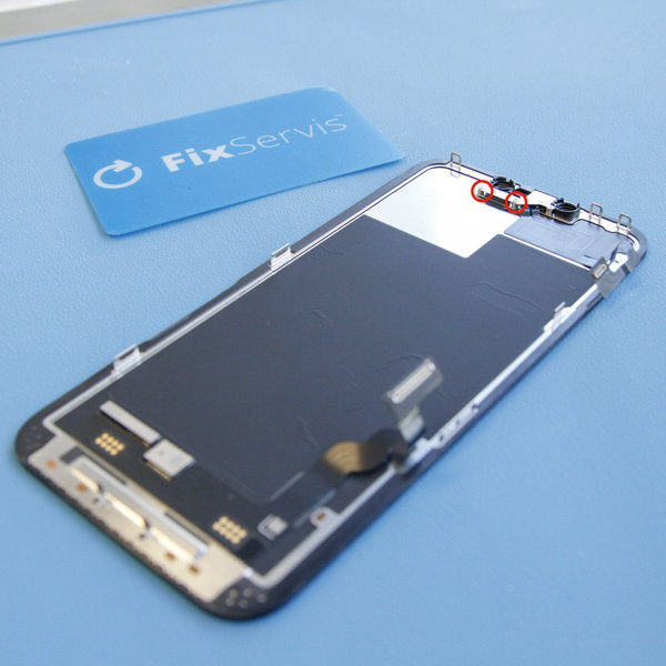 Odstranite pokrov s sklopa zvočnik/senzor