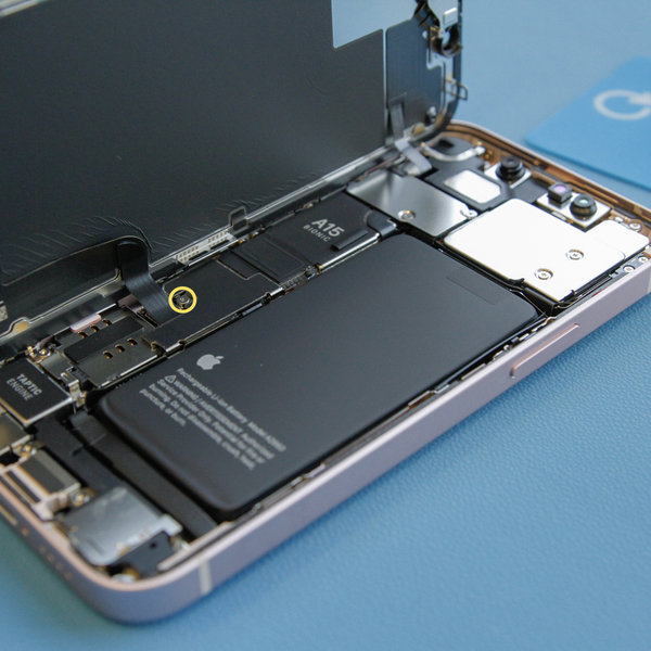 Odstranitev priključka baterije in pokrova zaslona