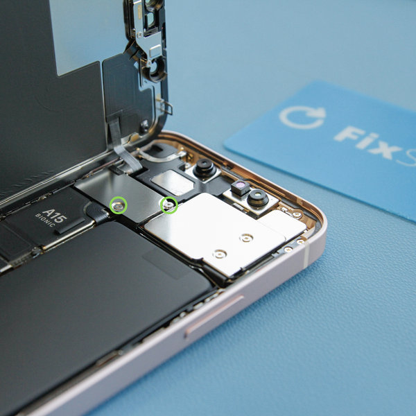 Odstranite pokrov priključka sprednjega senzorja