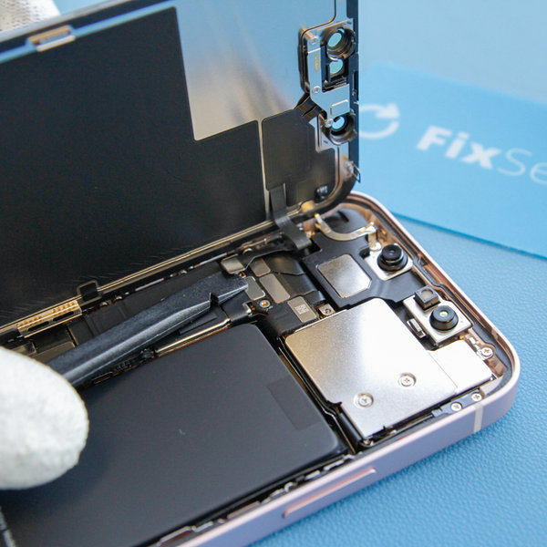 Odklopite konektor sprednjega senzorja