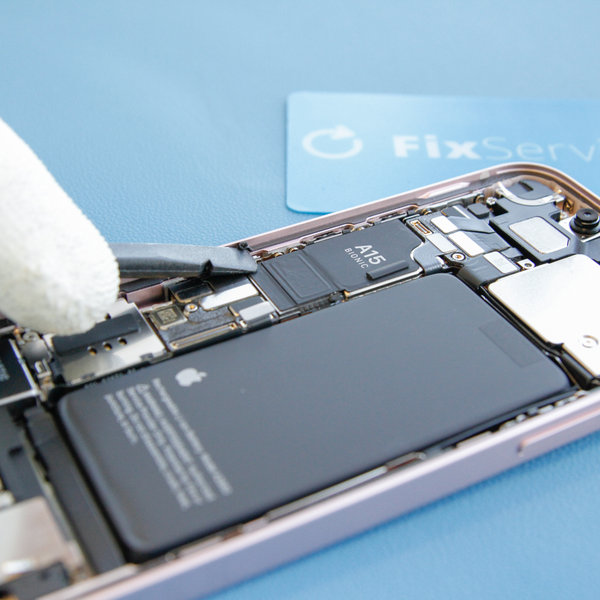 Odlepite staro lepilo okoli robov iPhona