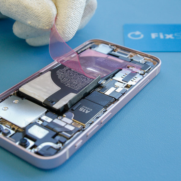 Na novo baterijo nalepite nov lepilni trak