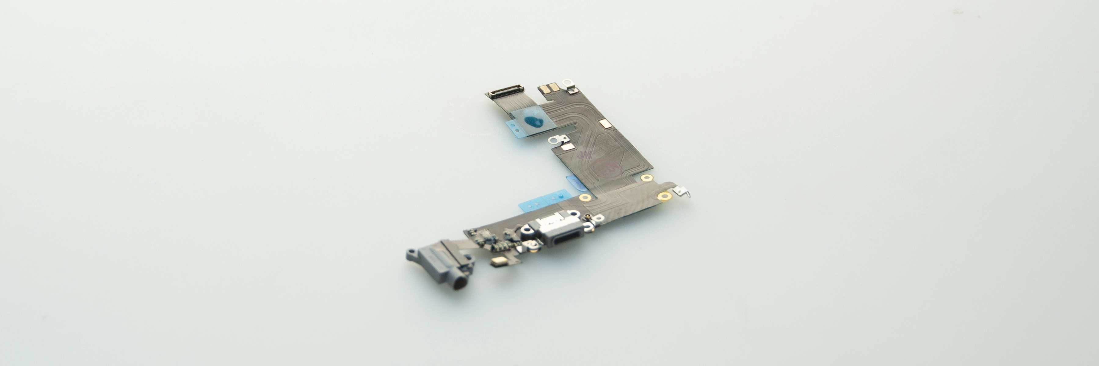 Zamenjava sklopa konektorja Lightning za iPhone 6S.