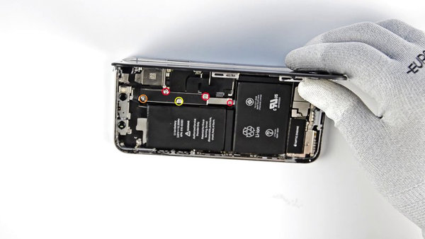 Odpiranje naprave in odklop konektorja baterije