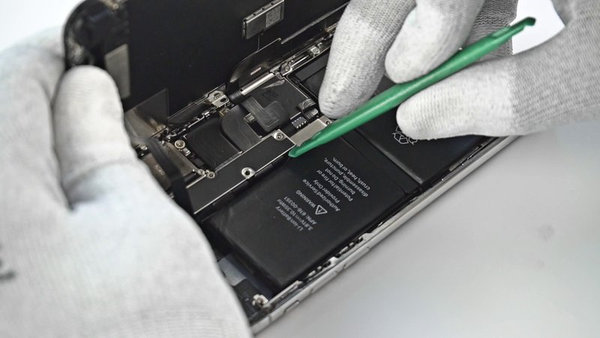 Odklop konektorja baterije