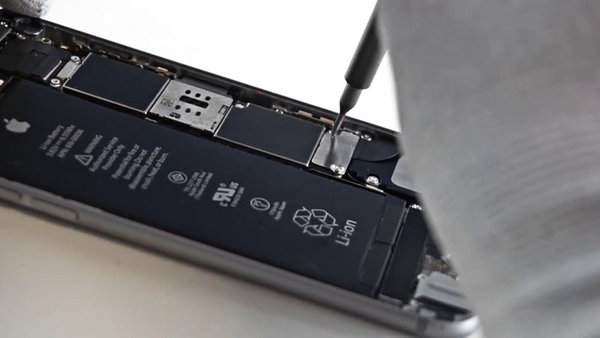 Odstranjevanje vijakov konzole akumulatorja