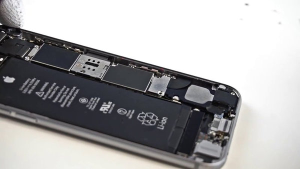 Odklop kovinskega držala konektorja baterije