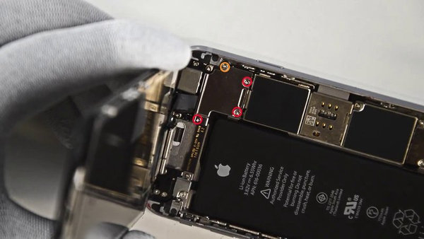 Odstranitev nosilca kabla sprednje plošče s sklopa LCD.