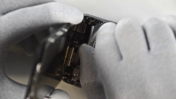 Odstranitev nosilca kabla sklopa LCD