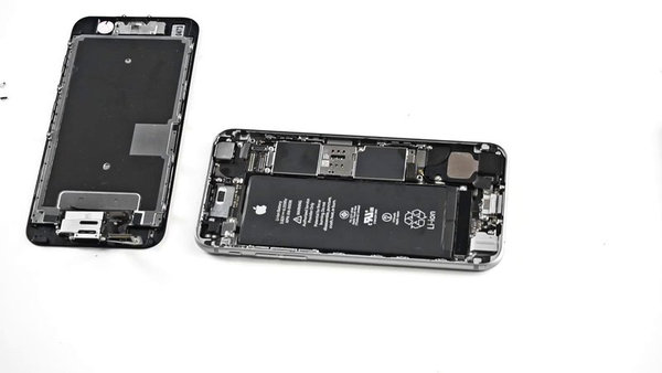 Ločitev sklopa LCD od redkega ohišja.