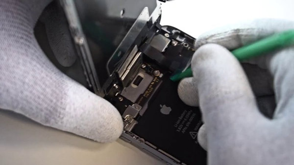 Odklop priključka sprednje kamere