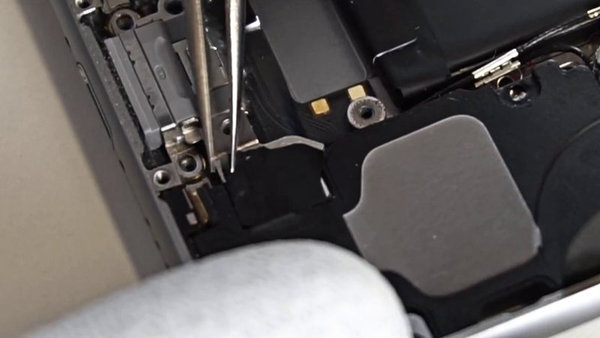 Odstranjevanje trakov z nosilca antene Wi-Fi