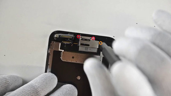 Demontaža pokrova zvočnika slušalke