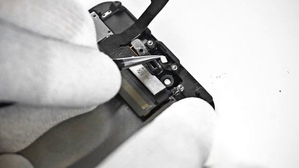 Razstavljanje sprednje kamere in senzorja bližine